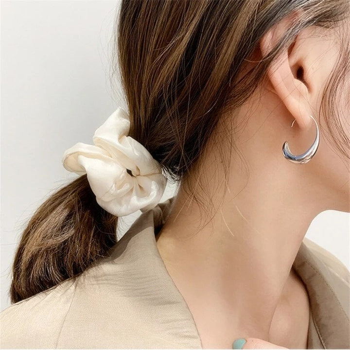 Prabangių auksinių ir sidabrinių auskarų rinkinys