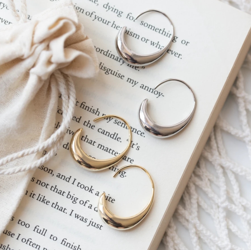 Prabangių auksinių ir sidabrinių auskarų rinkinys